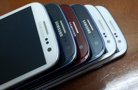 Samsung Galaxy S III units white, blue, red