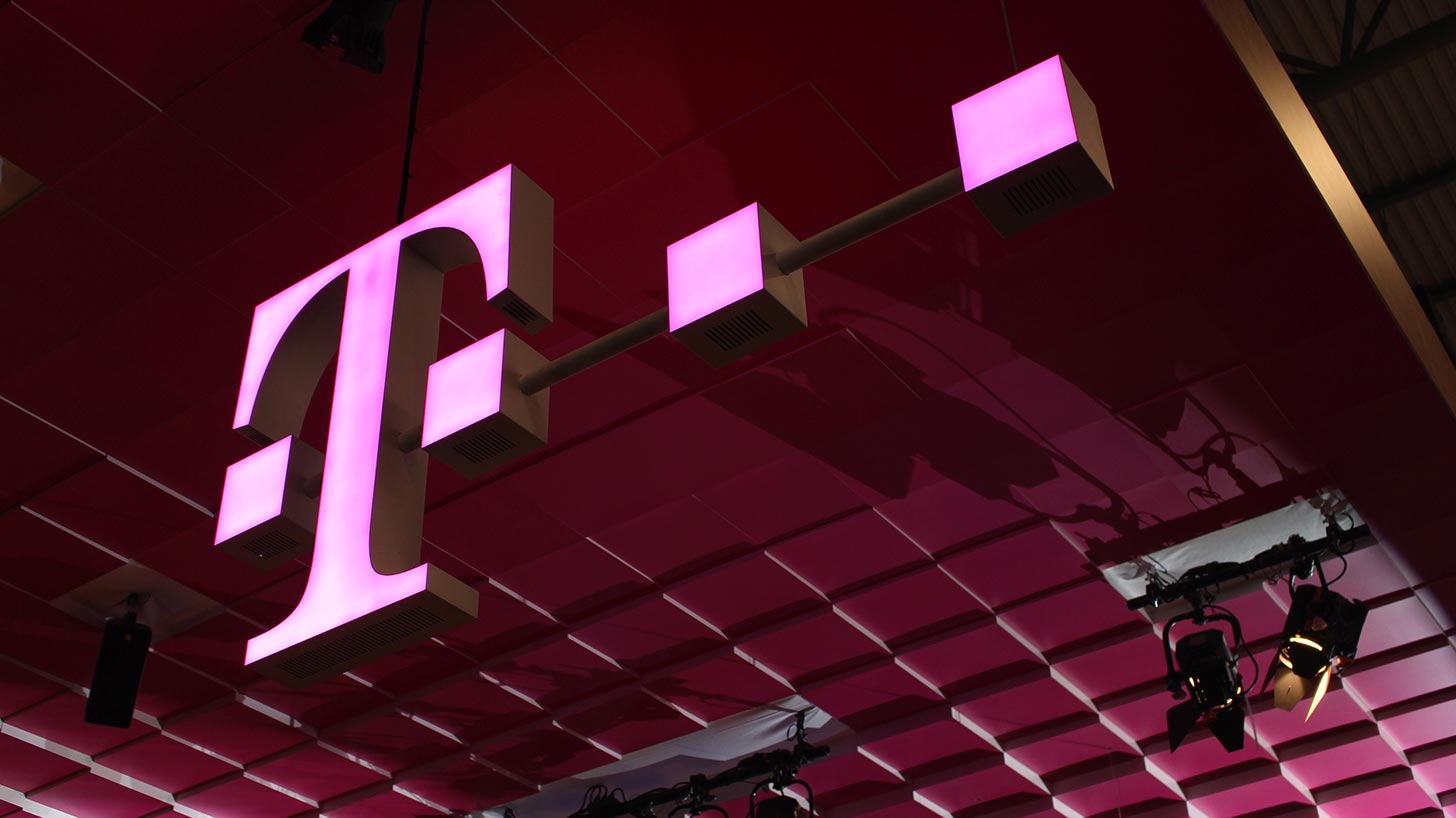 T-Mobile offering to pay off AT&T and Verizon customers ...